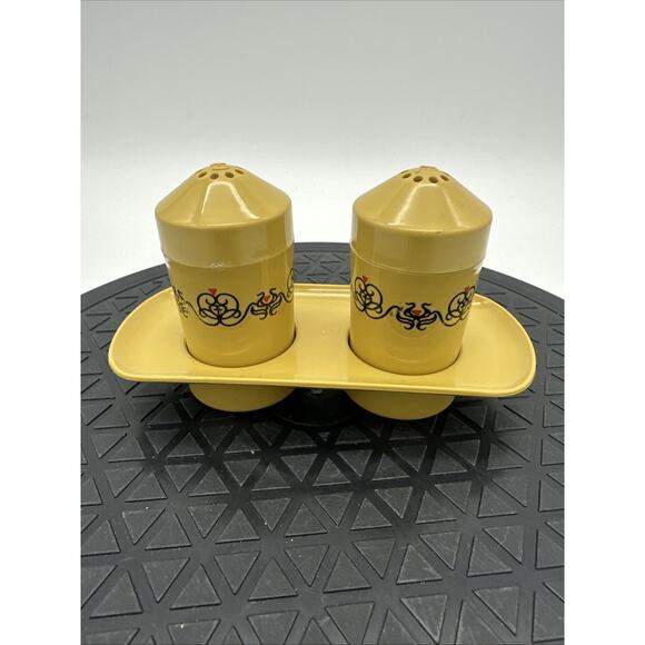 Vintage Eagle Brand Mid Century Yellow Retro Salt & Pepper Plastic Shakers NEW - Picture 1 of 8